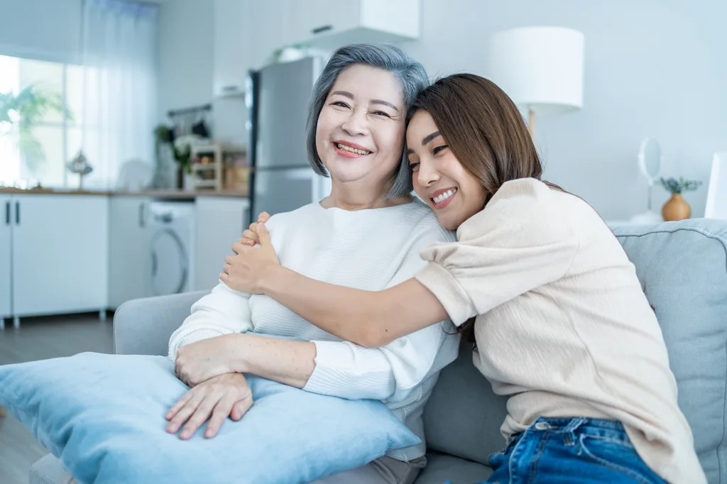 Con gái ôm mẹ già sau khi đưa con về Việt Nam thăm ông bà