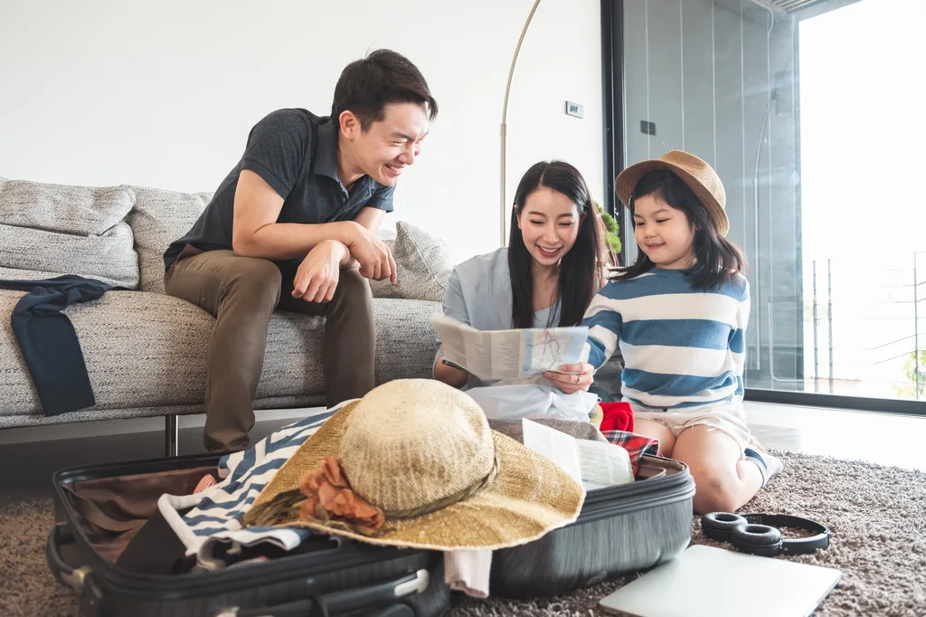Cha mẹ và con cùng lên kế hoạch và đóng gói hành lý trước khi đưa con về Việt Nam