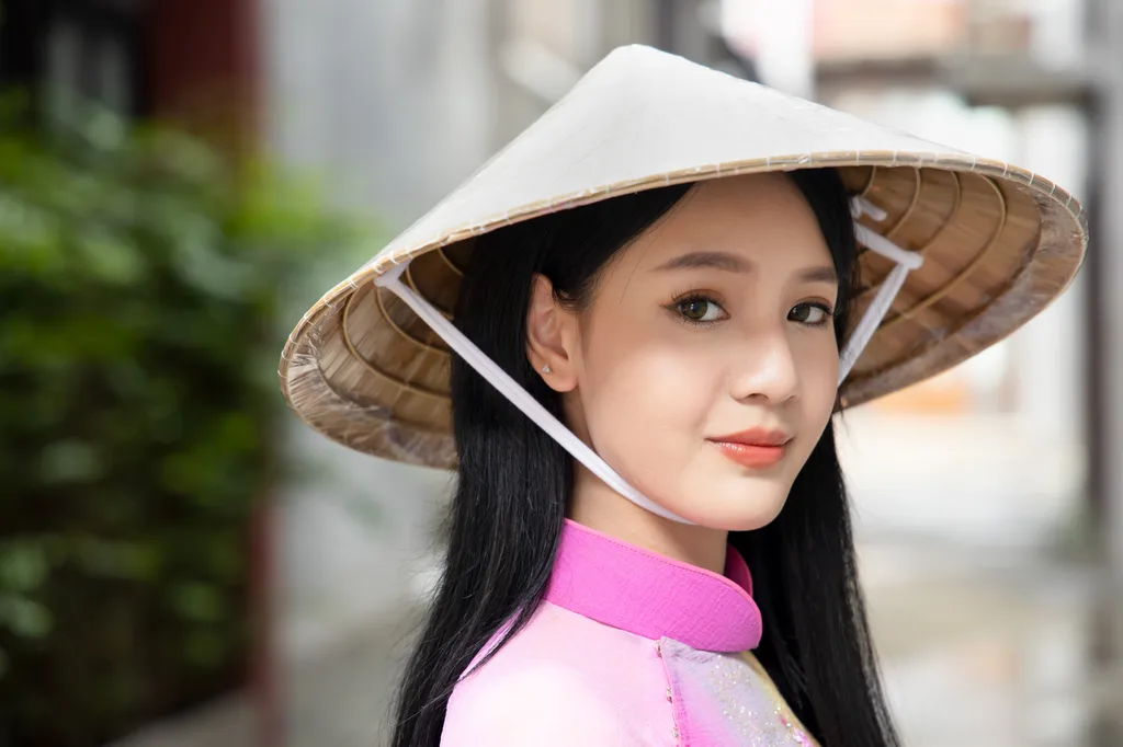 Phụ nữ Việt mặc áo dài truyền thống sang trọng