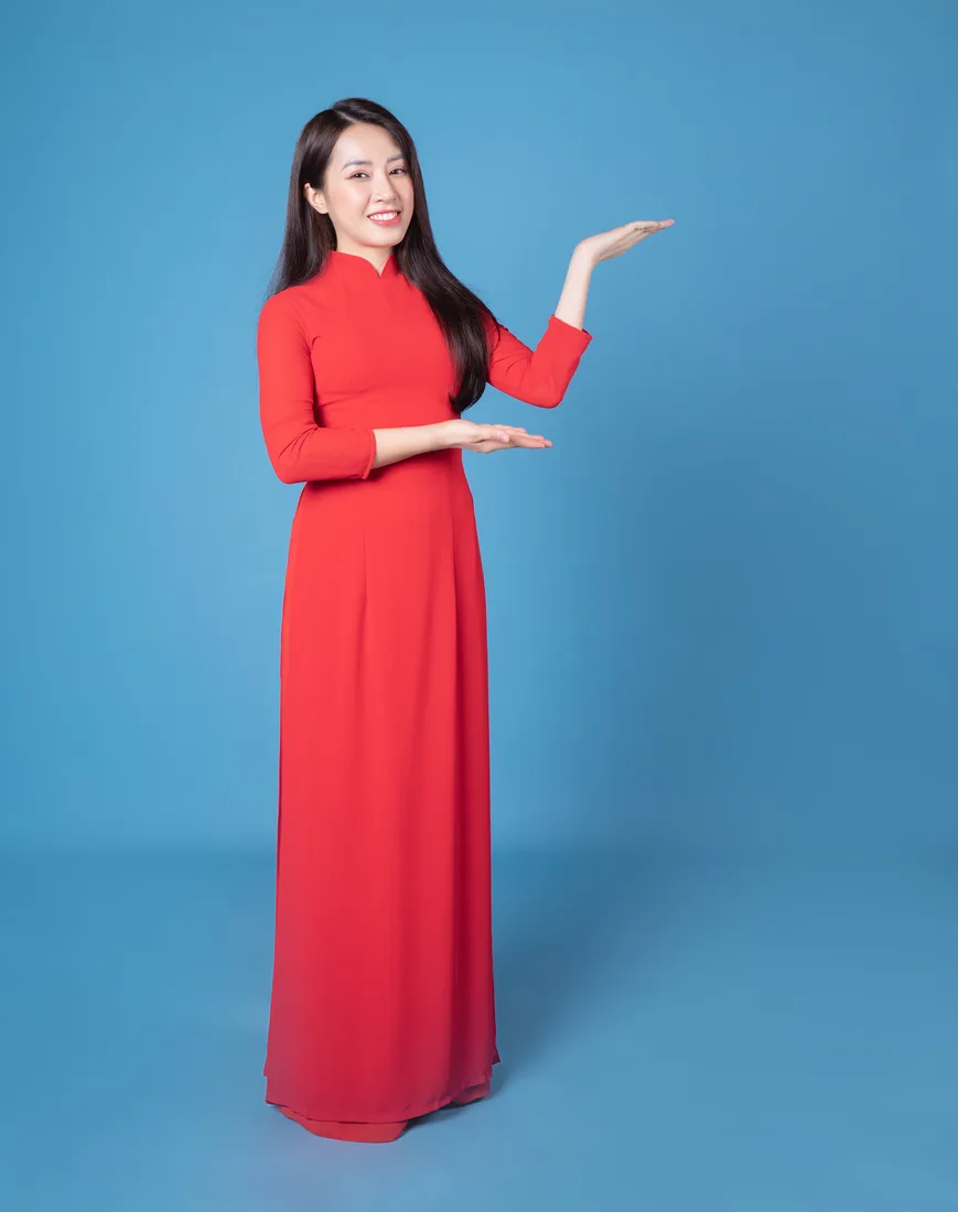 Phụ nữ Việt duyên dáng trong áo dài đỏ truyền thống