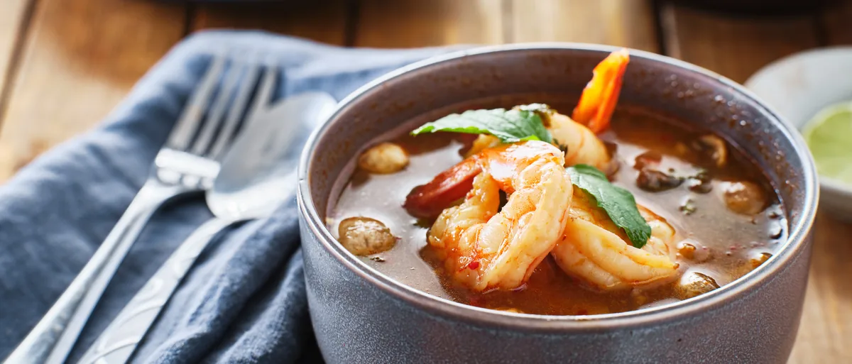 Tô canh chua tôm thơm ngon với rau xanh và tôm tươi