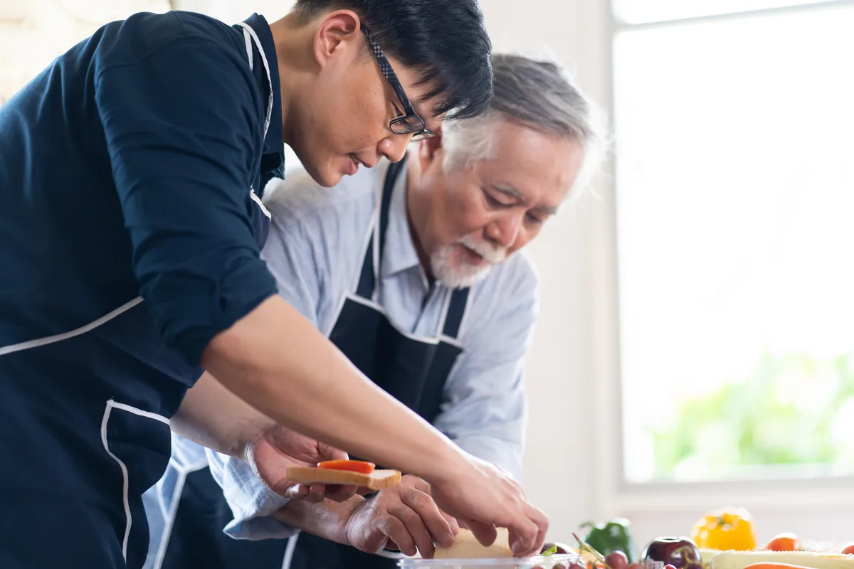 Gia đình Việt vui vẻ bên bàn ăn với cơm và canh chua tôm