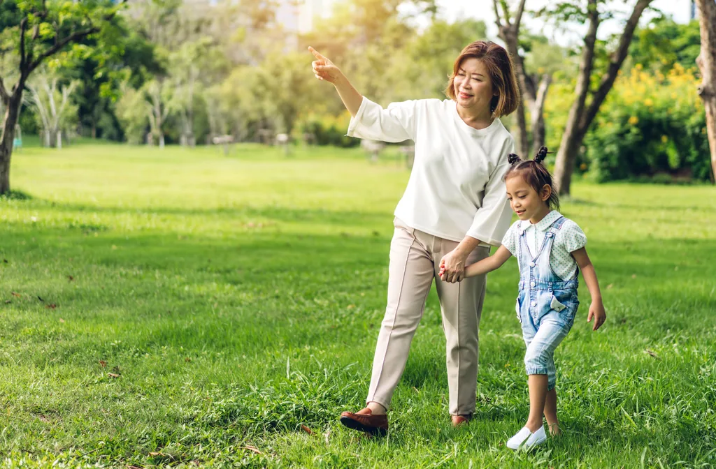 Bà ngoại và cháu gái vui chơi ngoài trời — truyền thống lễ Vu Lan cho thế hệ mới