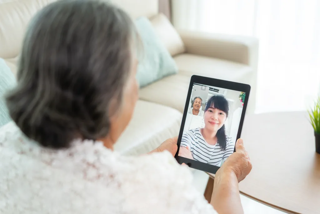 Người phụ nữ Việt gọi video call về thăm mẹ nhân ngày lễ Vu Lan