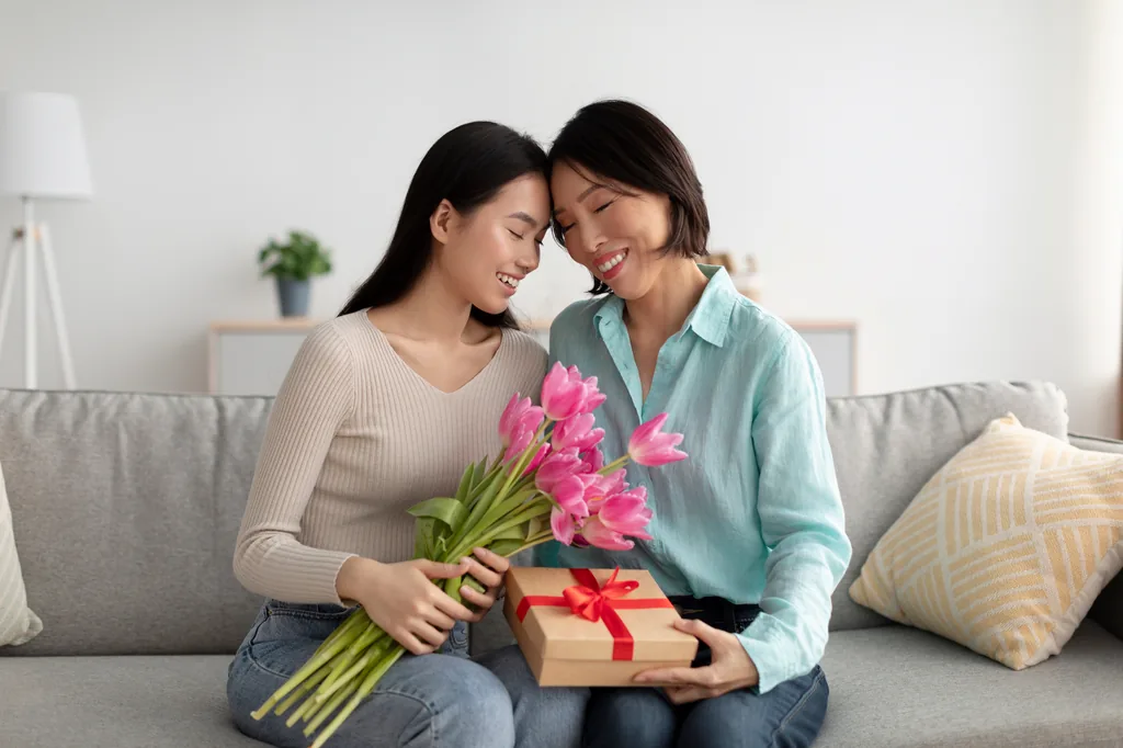 Mẹ và con gái trao nhau hoa trong mùa lễ Vu Lan tại Mỹ