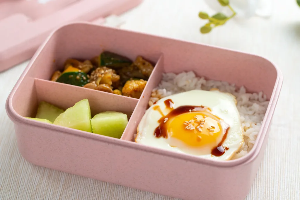 Hộp cơm trưa đi học với cơm, trứng và rau củ tươi ngon cho học sinh