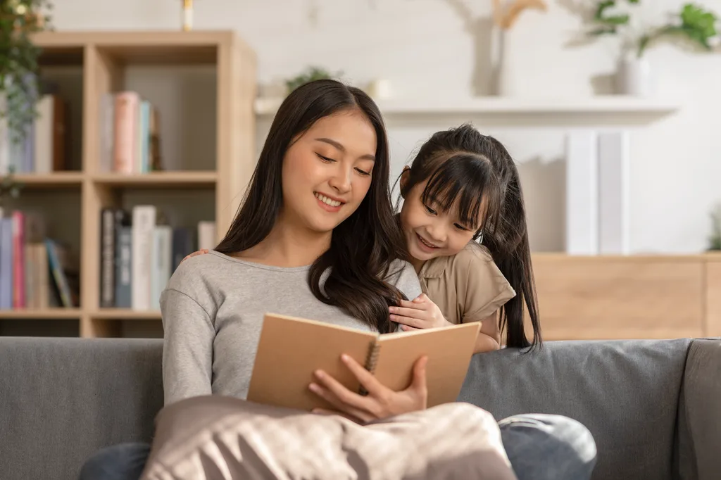 Mẹ đọc sách cùng con gái - khoảnh khắc gia đình quý giá