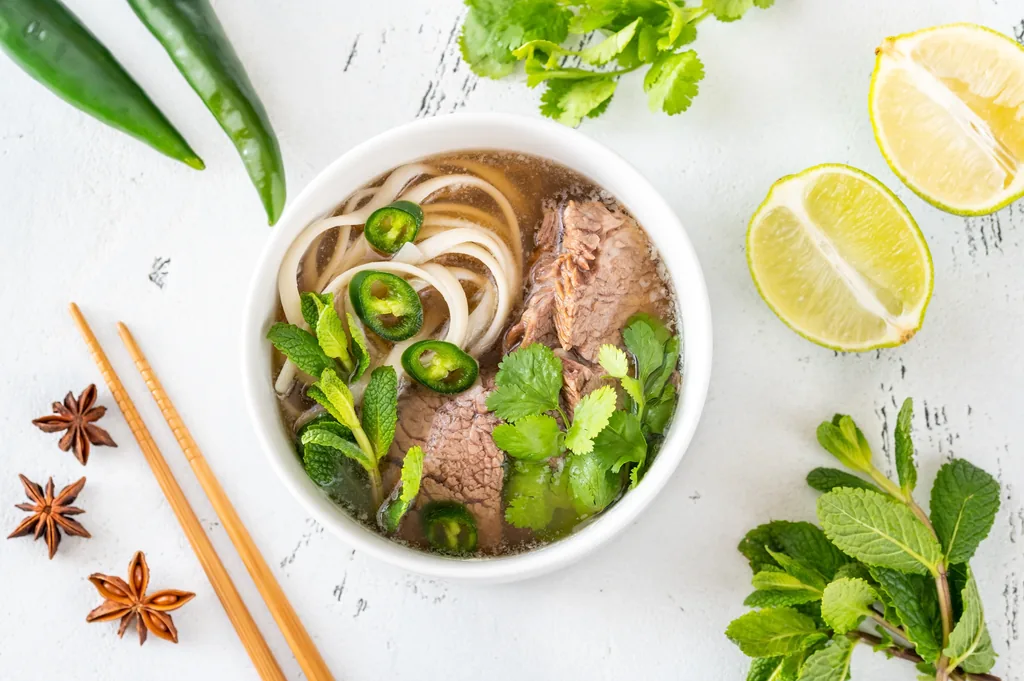 Tô phở bò Việt Nam thơm ngon – hương vị quê nhà trong hộp cơm trưa đi học