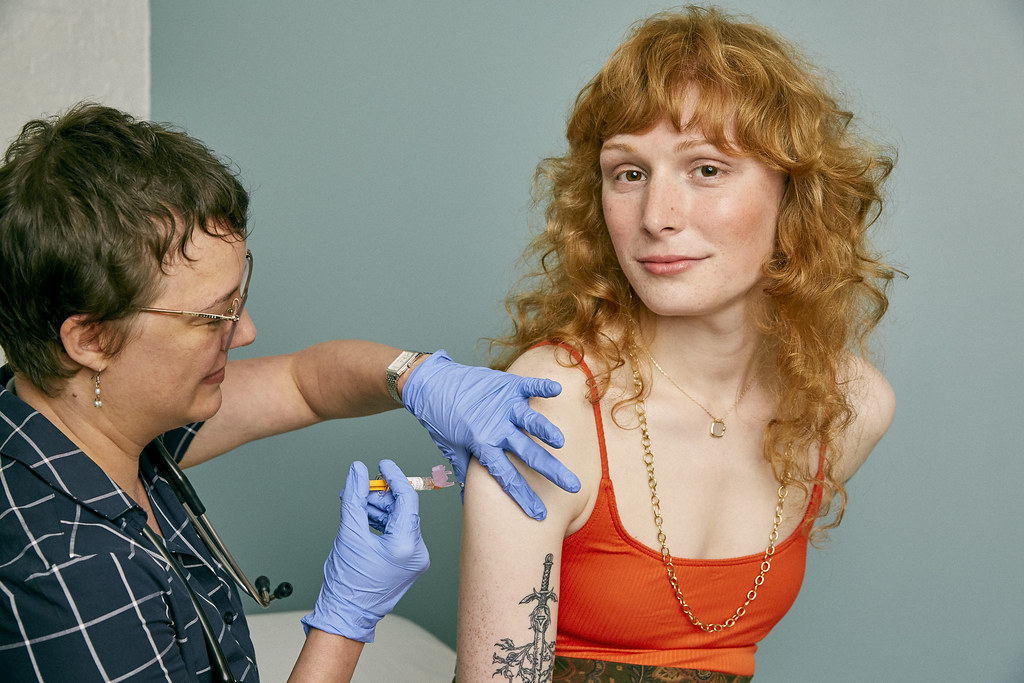 Phụ nữ trưởng thành tiêm vaccine cúm tại phòng khám