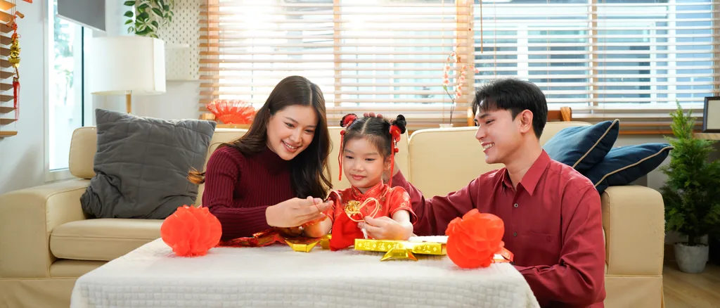 Gia đình châu Á trang trí nhà đón Tết Trung Thu ở Mỹ