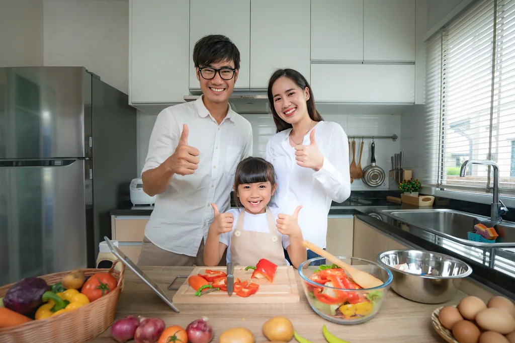 gia đình Việt vui vẻ trong bếp — hỗ trợ bữa trưa trường học miễn phí