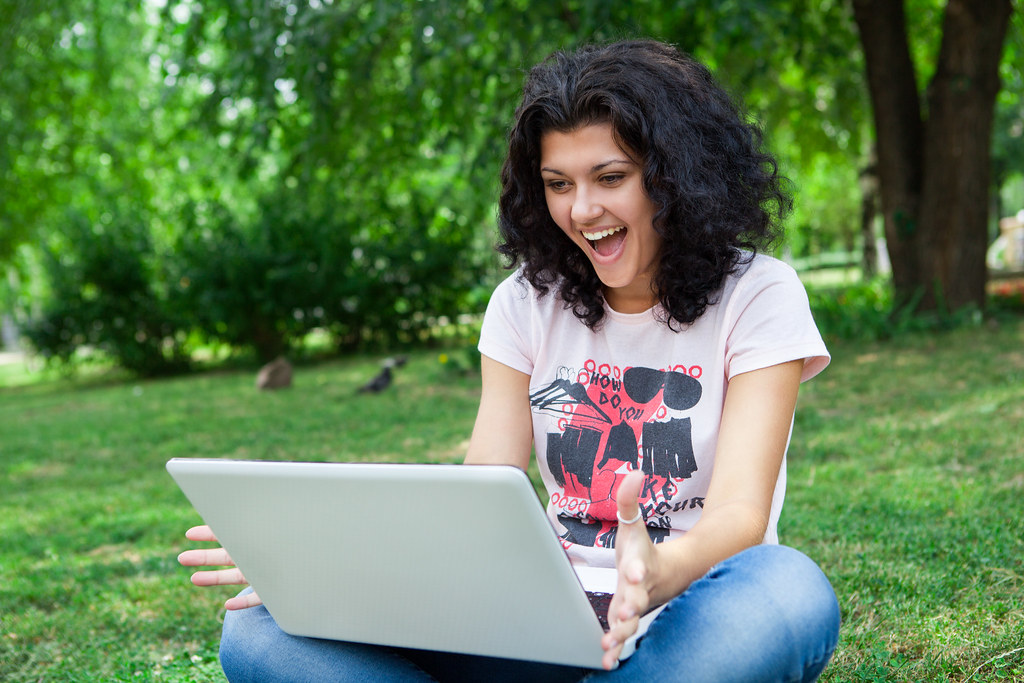 Sinh viên dùng laptop chuẩn bị FAFSA 2026–27 và kế hoạch tiền đại học